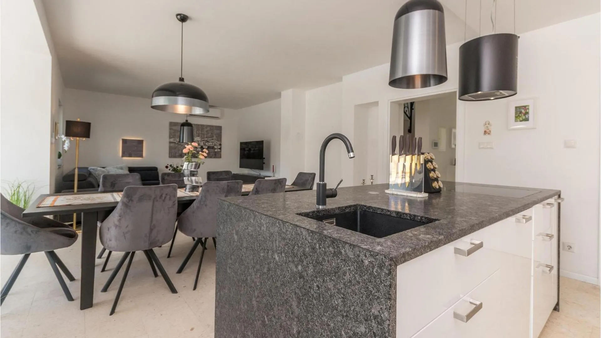 4 Bedroom Cozy Home In Donja Jagodnja بيت للعطل