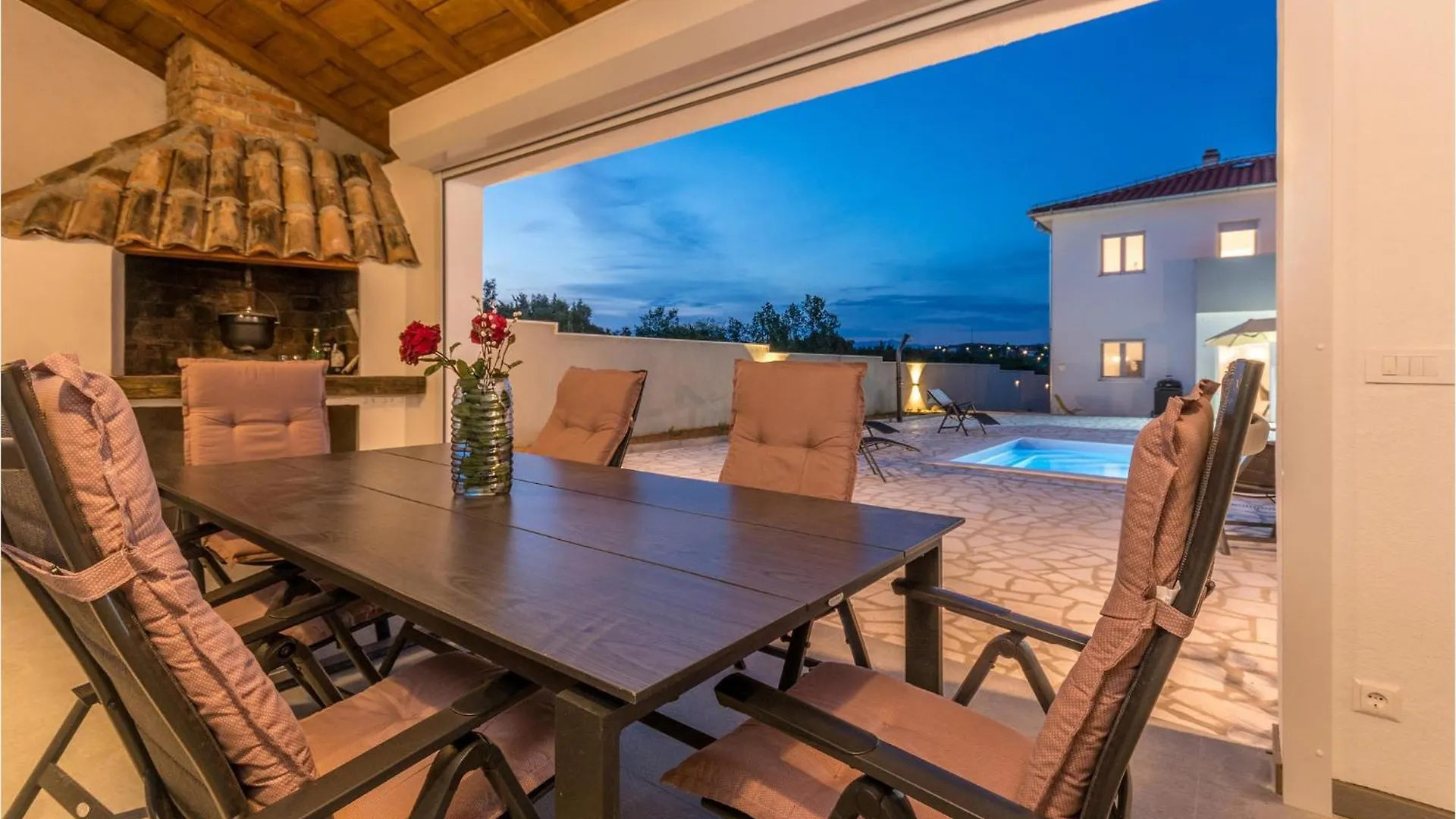 Vakantiehuis 4 Bedroom Cozy Home In Donja Jagodnja