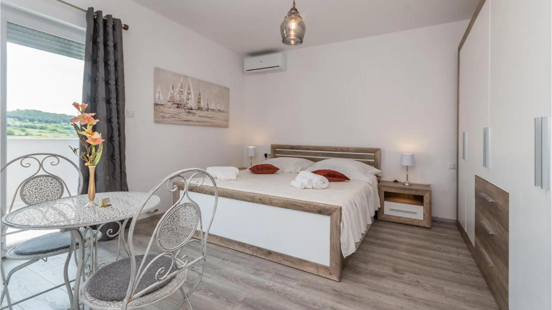 Vakantiehuis 4 Bedroom Cozy Home In Donja Jagodnja